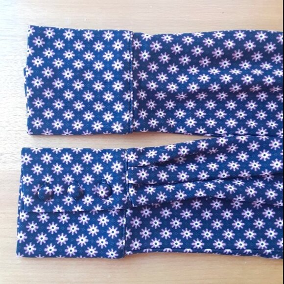 Ann Taylor Fitted Black & Rose V Neck Blouse XSP - Picture 7 of 12